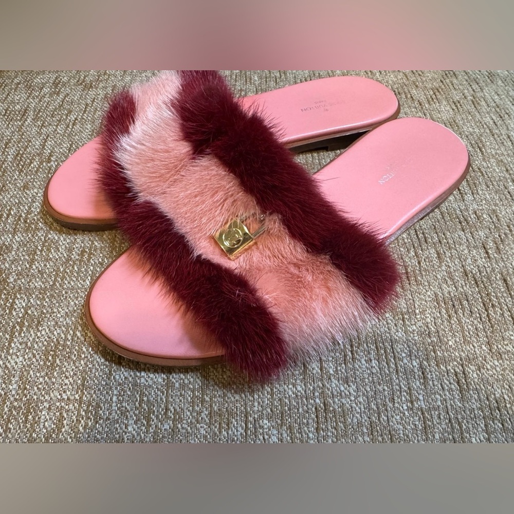 ❤️Authentic LV Louis Vuitton Lock It Flat Mule Fur Sandals Slides Size 37.5❤️
